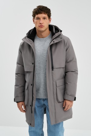 зимняя куртка с капюшоном фотография