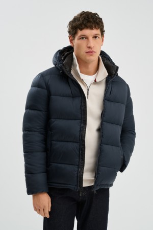 зимняя куртка с капюшоном фотография