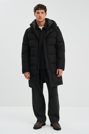 зимняя куртка с капюшоном фотография