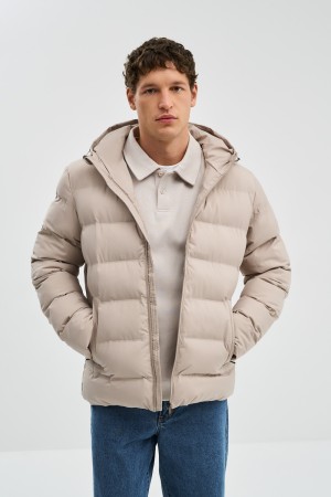 зимняя куртка с капюшоном фотография