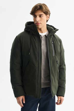 зимняя куртка с капюшоном фотография