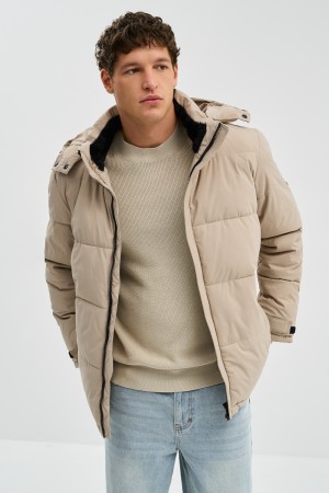 зимняя куртка с капюшоном фотография