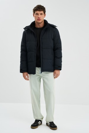 зимняя куртка с капюшоном фотография