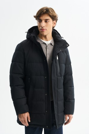 зимняя куртка с капюшоном фотография