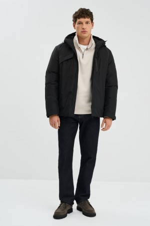 зимняя куртка с капюшоном фотография