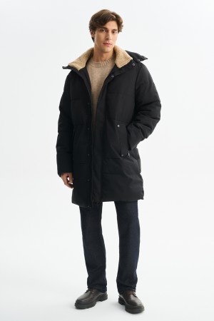 зимняя куртка с капюшоном фотография