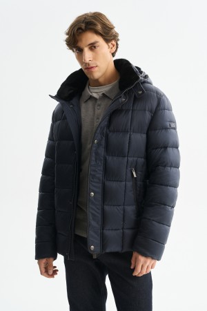 зимняя куртка с капюшоном фотография