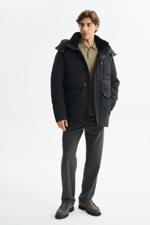 зимняя куртка с капюшоном фотография