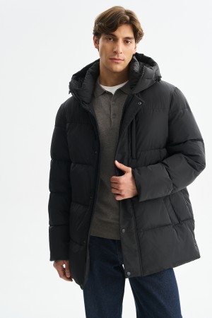 зимняя куртка с капюшоном фотография