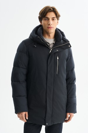 зимняя куртка с капюшоном фотография