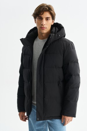 зимняя куртка с капюшоном фотография