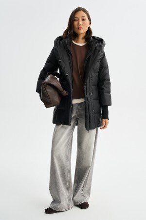 зимняя куртка с капюшоном фотография