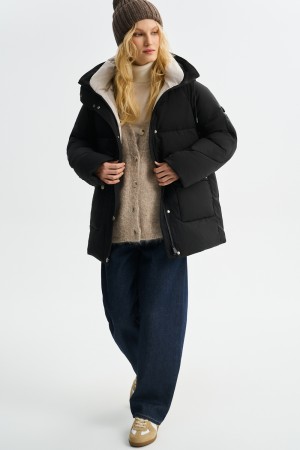 зимняя куртка с капюшоном фотография