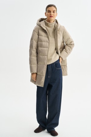 зимняя куртка с капюшоном фотография