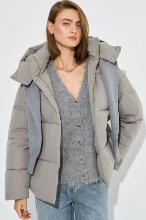 зимняя куртка с капюшоном фотография