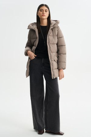 зимняя куртка с капюшоном фотография