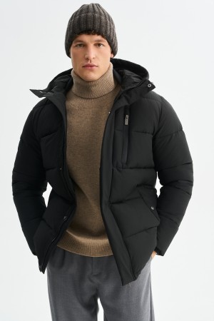 зимняя куртка с капюшоном фотография