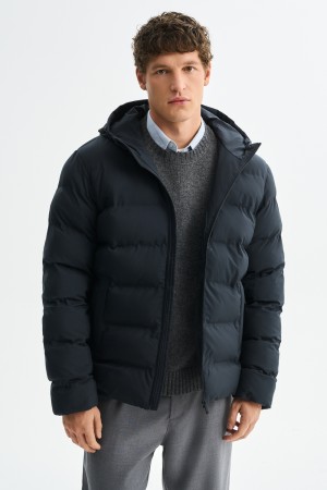 зимняя куртка с капюшоном фотография