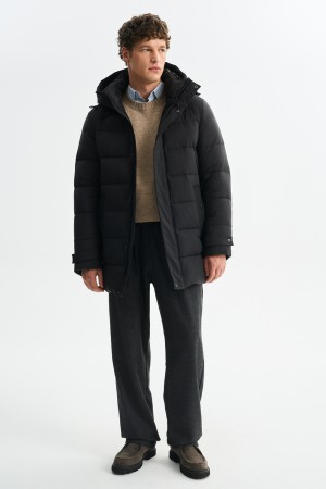 зимняя куртка с капюшоном фотография