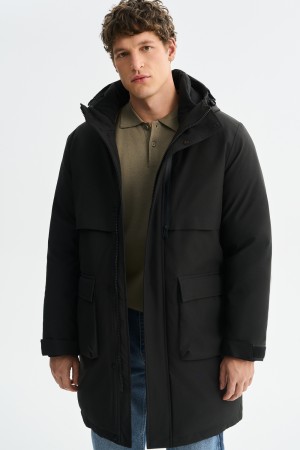 зимняя куртка с капюшоном фотография