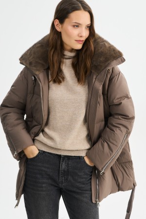 зимняя куртка с капюшоном фотография