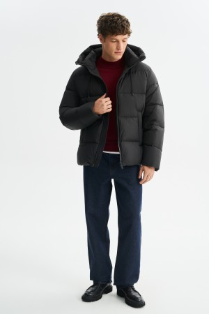 зимняя куртка с капюшоном фотография