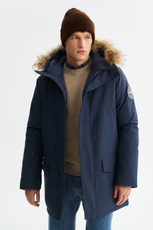 зимняя куртка с капюшоном фотография