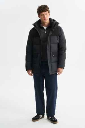 зимняя куртка с капюшоном фотография