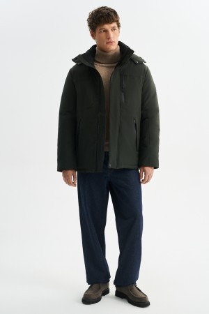 зимняя куртка с капюшоном фотография