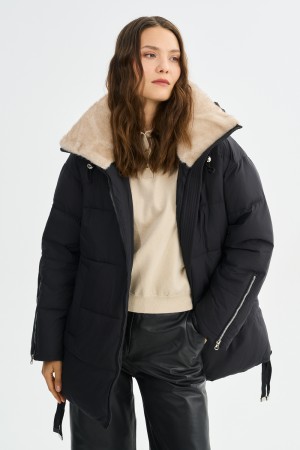 зимняя куртка с капюшоном фотография