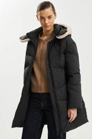 зимняя куртка с капюшоном фотография