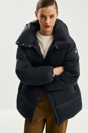 зимняя куртка с капюшоном фотография