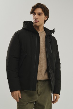 зимняя куртка с капюшоном фотография