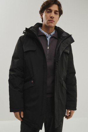 зимняя куртка с капюшоном фотография