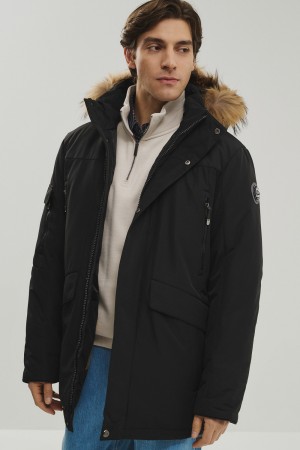 зимняя куртка с капюшоном фотография