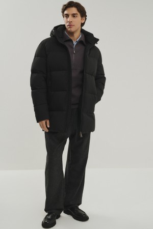 зимняя куртка с капюшоном фотография