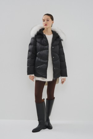 зимняя куртка с капюшоном фотография