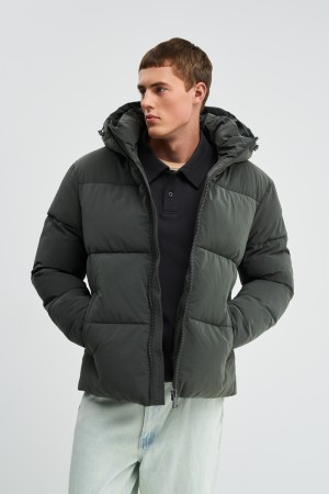 зимняя куртка с капюшоном фотография