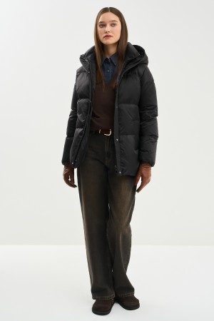 зимняя куртка с капюшоном фотография