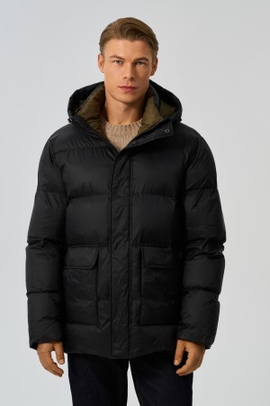 зимняя куртка с капюшоном фотография