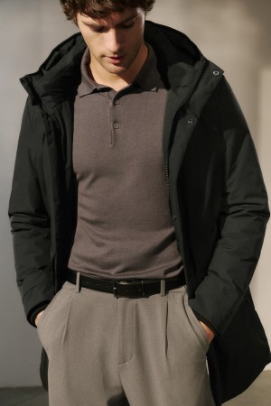 зимняя куртка с капюшоном фотография