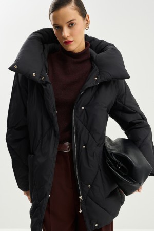 зимняя куртка с капюшоном фотография