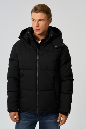 зимняя куртка с капюшоном фотография