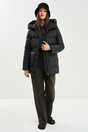 зимняя куртка с капюшоном фотография