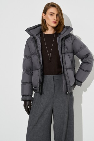 зимняя куртка с капюшоном фотография