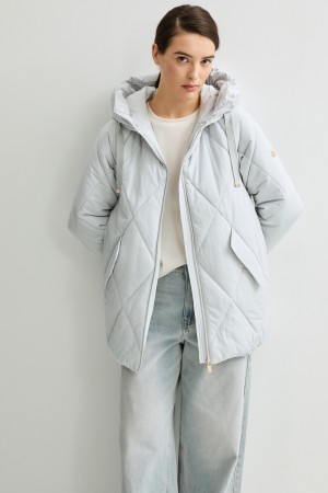 зимняя куртка с капюшоном фотография