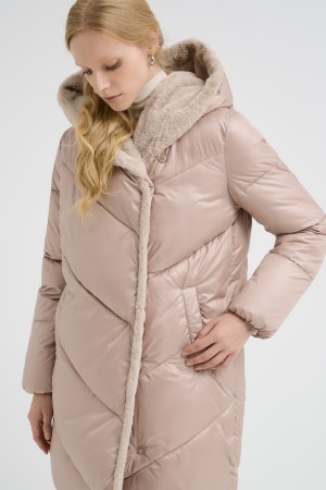 зимняя куртка с капюшоном фотография