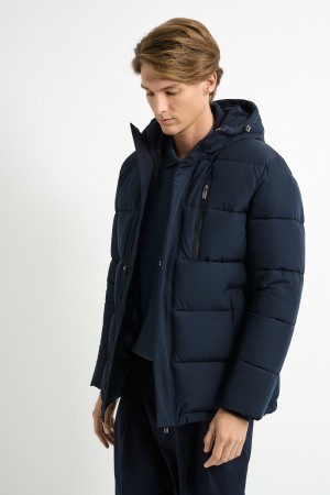 зимняя куртка с капюшоном фотография