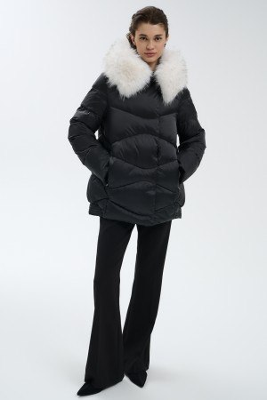 зимняя куртка с капюшоном фотография