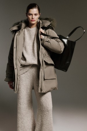 зимняя куртка с капюшоном фотография